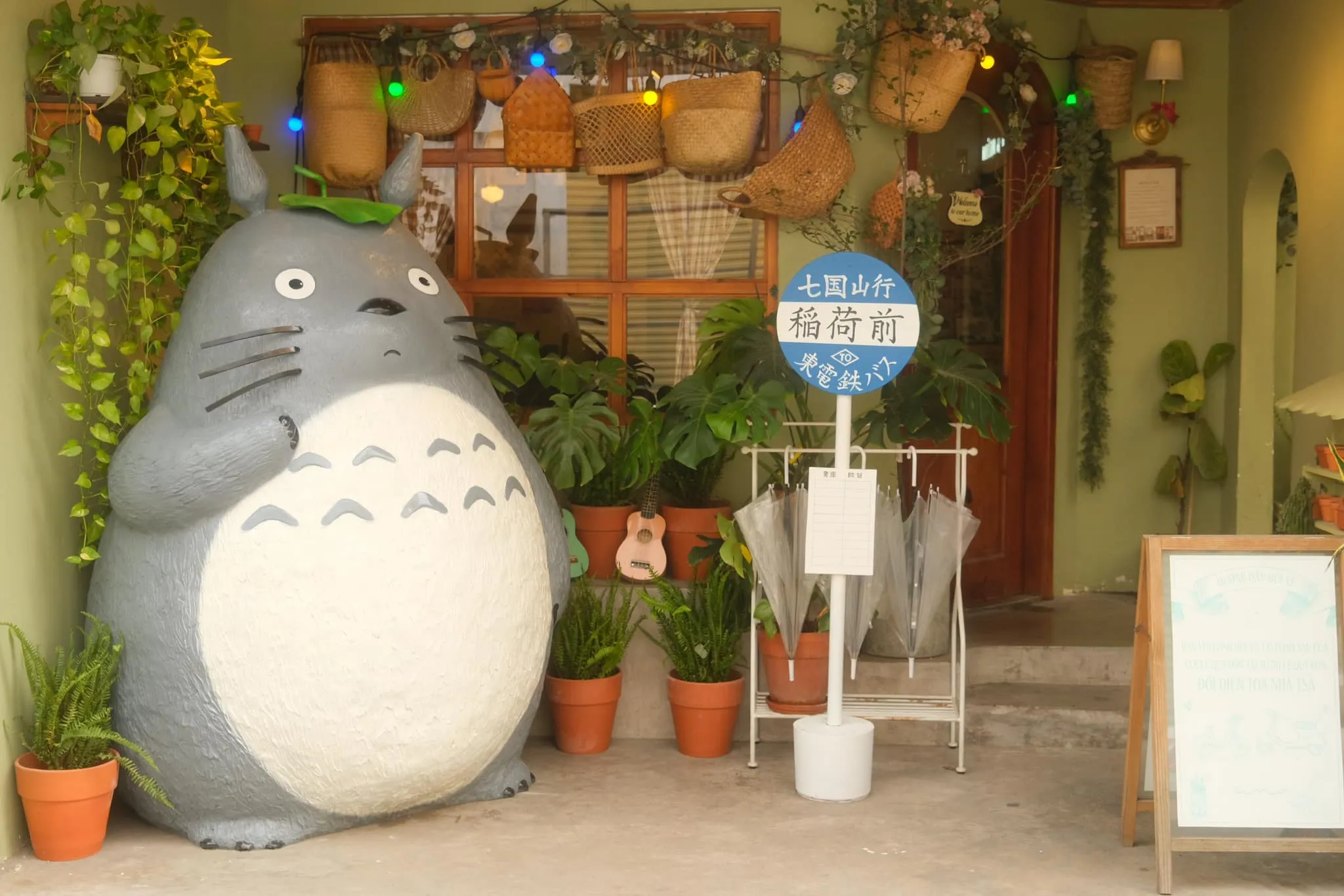 Quán trà sữa diện tích nhỏ sử dụng hình in nhân vật Totoro để tạo không gian check-in gia tăng độ nhận diện thương hiệu. trang trí không gian cực kỳ hút mắt, tiếp cận hiệu quả với tệp khách hàng trẻ tuổi yêu thích Ghibli