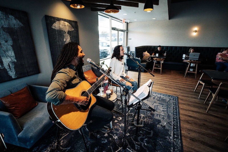 Các buổi diễn nhạc định kỳ chính là điểm nhấn thu hút khách đến với quán cafe acoustic