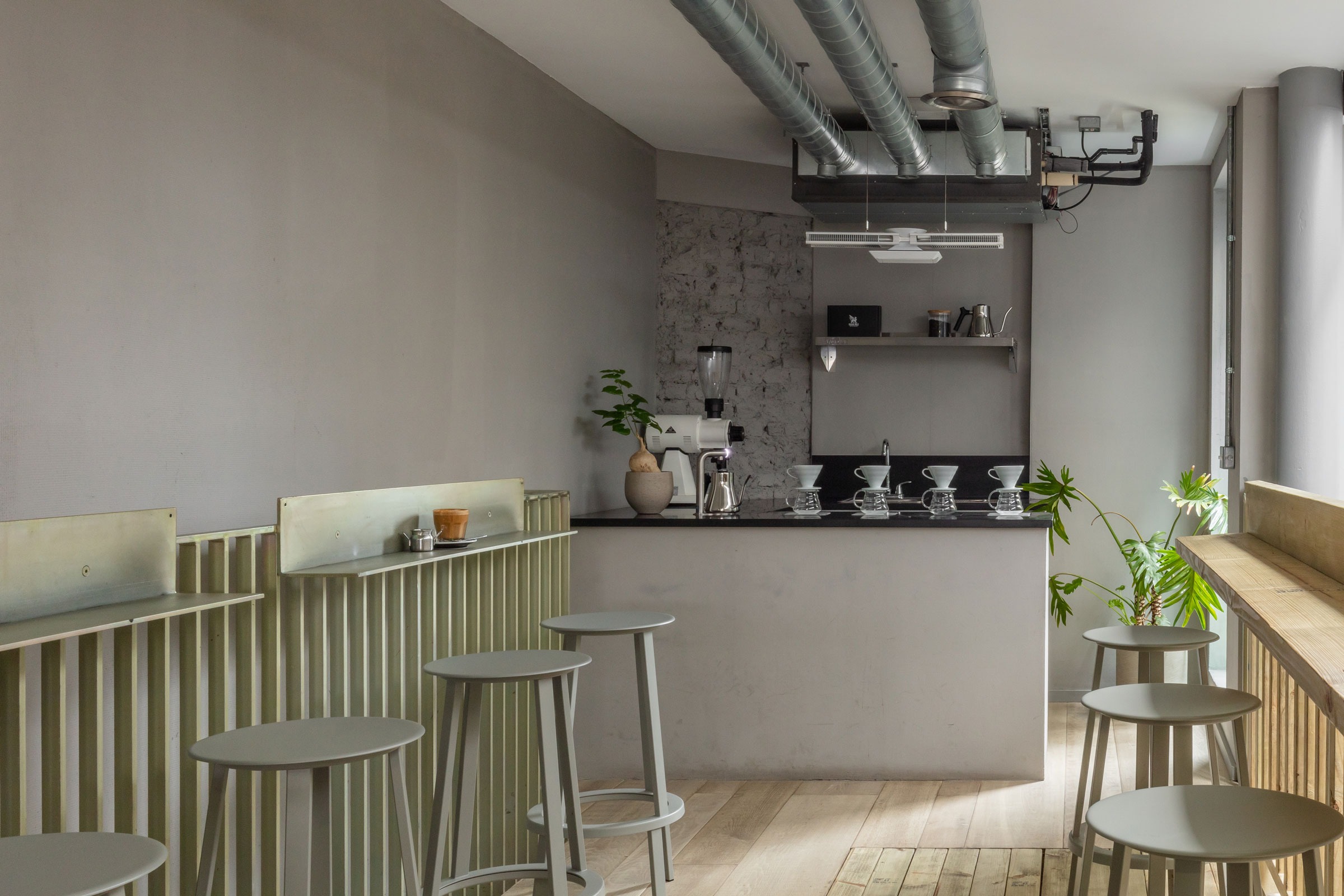 Bàn ghế trong quán cafe Minimalism thường có thiết kế đơn giản, đường nét dứt khoát, ưu tiên công năng và dễ kết hợp với không gian tổng thể