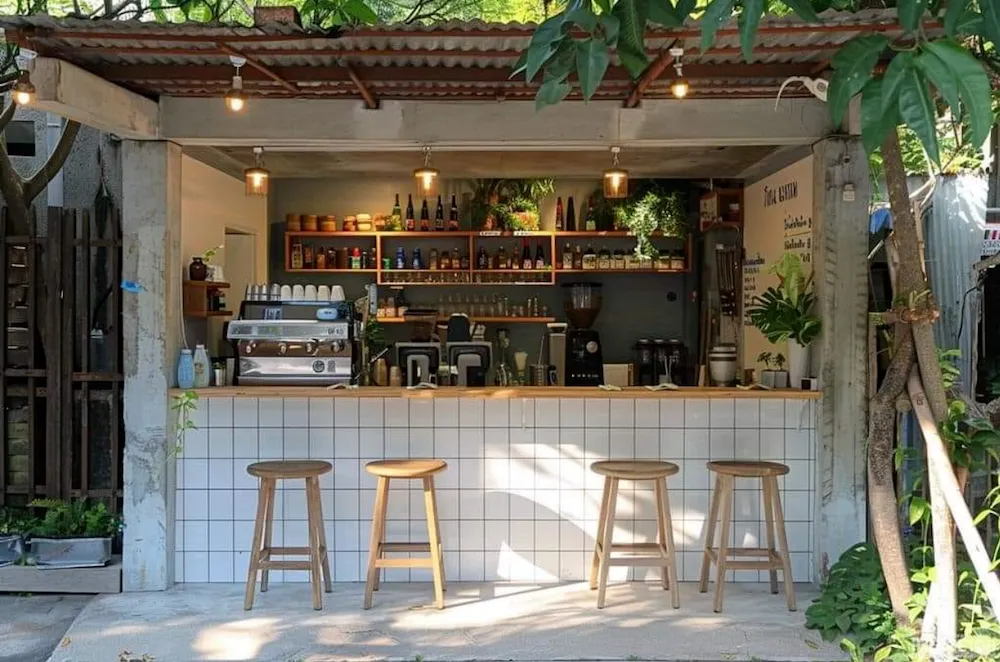 Sử dụng quầy bar làm mặt tiền giúp tận dụng không gian hẹp, tăng tương tác và thu hút khách vãng lai hiệu quả