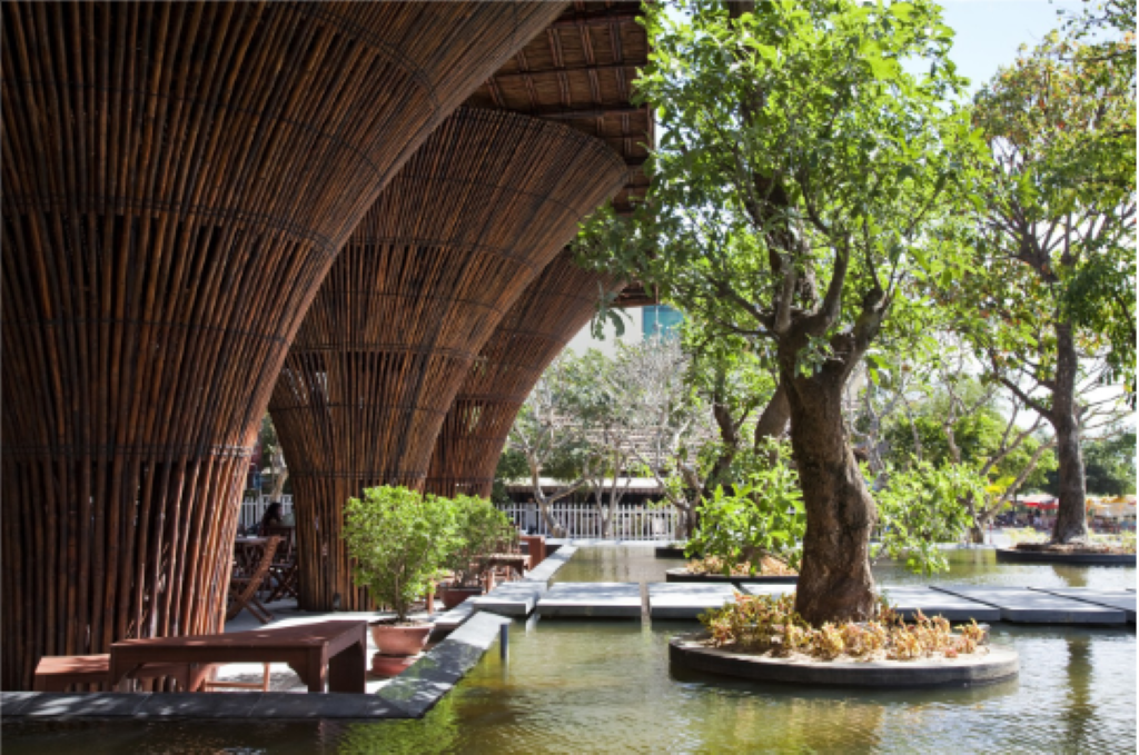 Chất liệu tre giúp cân bằng giữa vẻ sang trọng của Indochine và sự mộc mạc, thư giãn của không gian sân vườn