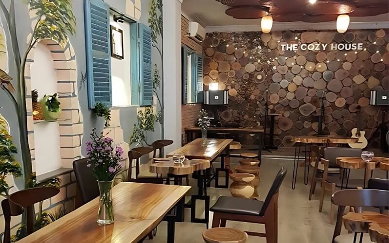 Phía sau sân khấu được ốp gỗ tiêu âm, vừa tăng chất lượng âm thanh vừa đảm bảo tính thẩm mỹ cho quán cafe acoustic