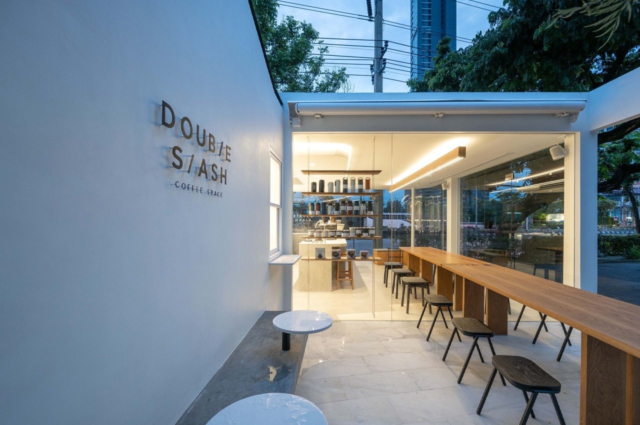 Bố trí bàn ghế trong quán cafe Minimalism ưu tiên sự gọn gàng, thoáng đãng – khoảng cách giữa các bàn được tính toán kỹ, giữ cho không gian luôn "thở"