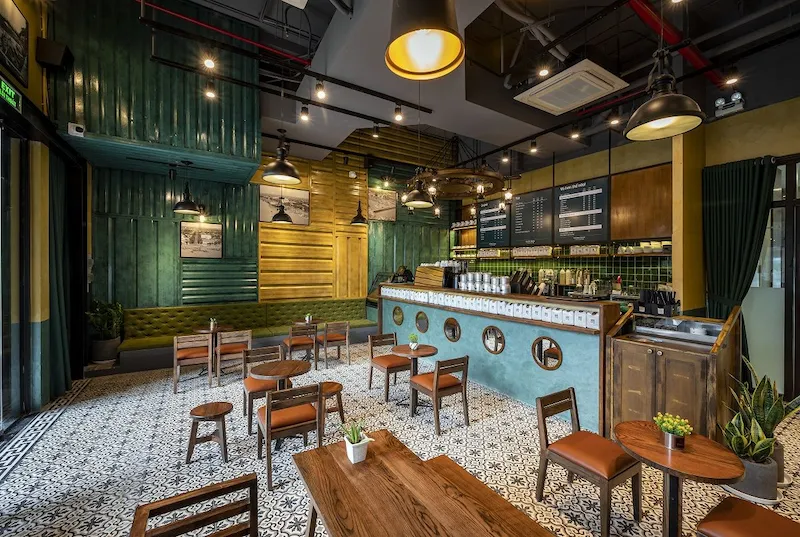 Tường gỗ sơn, đồ decor tái chế và nội thất gỗ tự nhiên mang đến không gian cafe gần gũi như một căn nhà xưa giữa lòng thành phố
