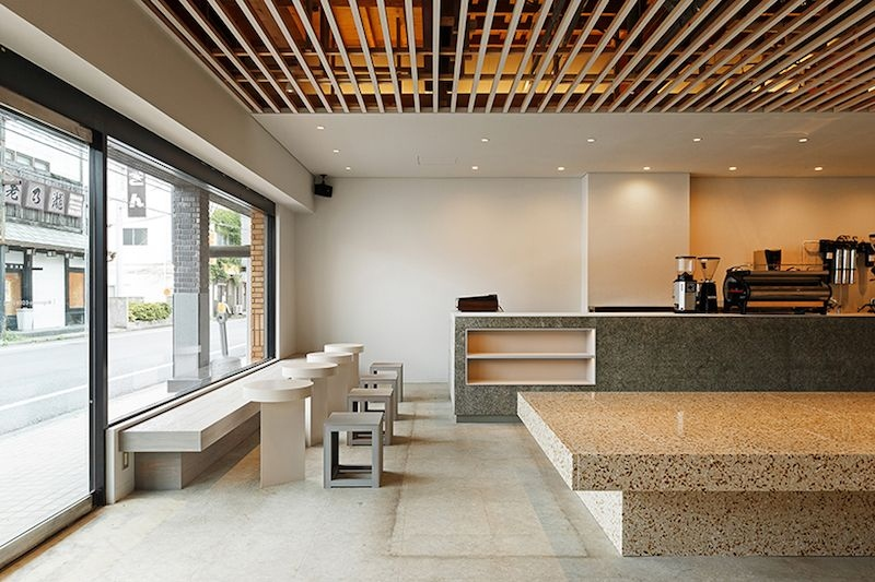 Đối với những quán cafe sân vườn theo phong cách Bắc Âu, việc thiết kế các cửa sổ lớn để tận dụng ánh sáng là một yếu tố góp phần định hình phong cách đặc trưng