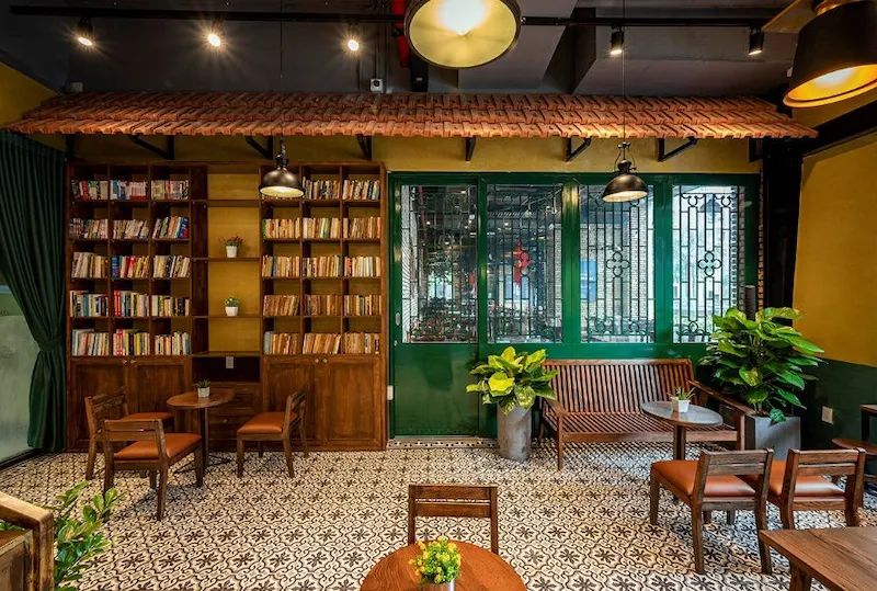 Một góc nhỏ mang phong cách Vintage cổ xưa, nơi mùi cà phê rang quyện cùng hương gỗ cũ và ký ức của những thập niên đã qua