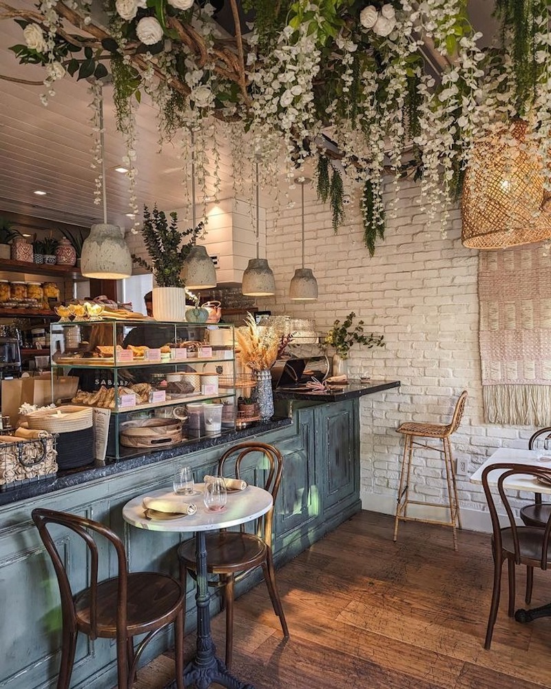 Không gian của quán cafe 2 tầng tái hiện nét xưa cũ qua bức tường, cầu thang cũ kỹ.