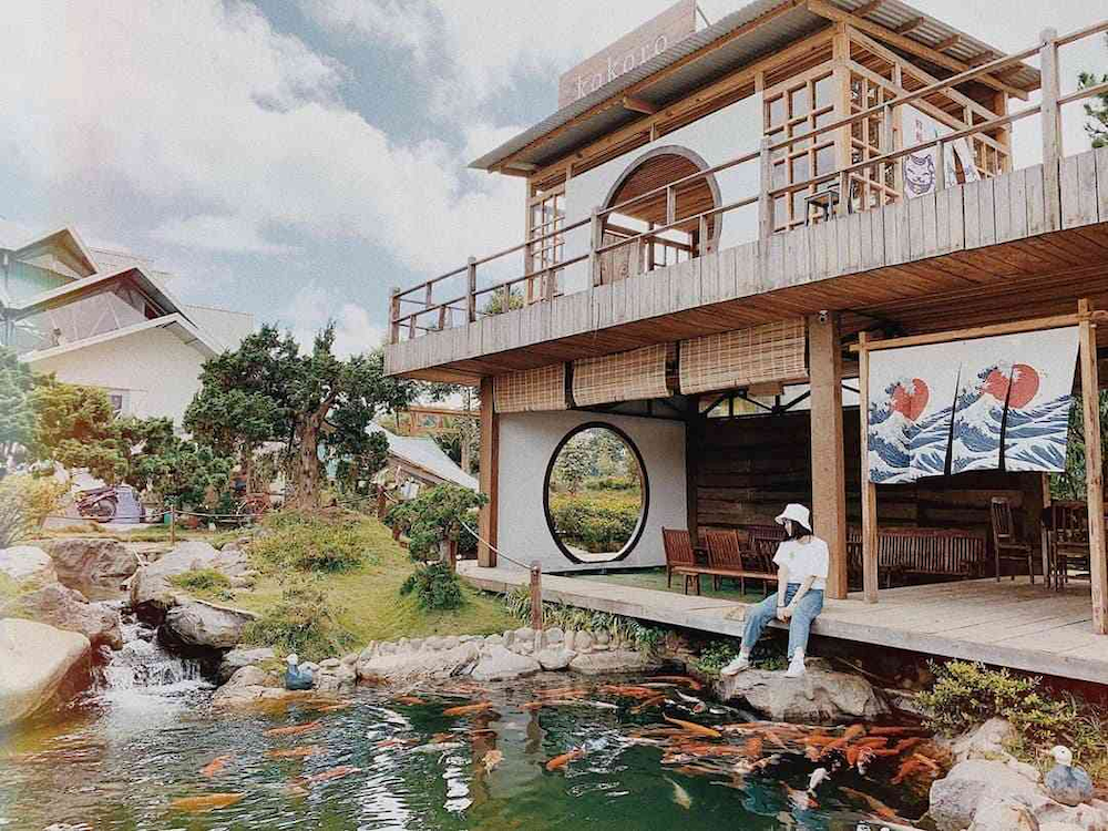 Không cần đi xa, bạn vẫn có thể chạm đến vẻ đẹp Nhật Bản qua quán cà phê sân vườn mộc mạc với hồ cá Koi thư giãn và lối kiến trúc gỗ đậm chất thiền