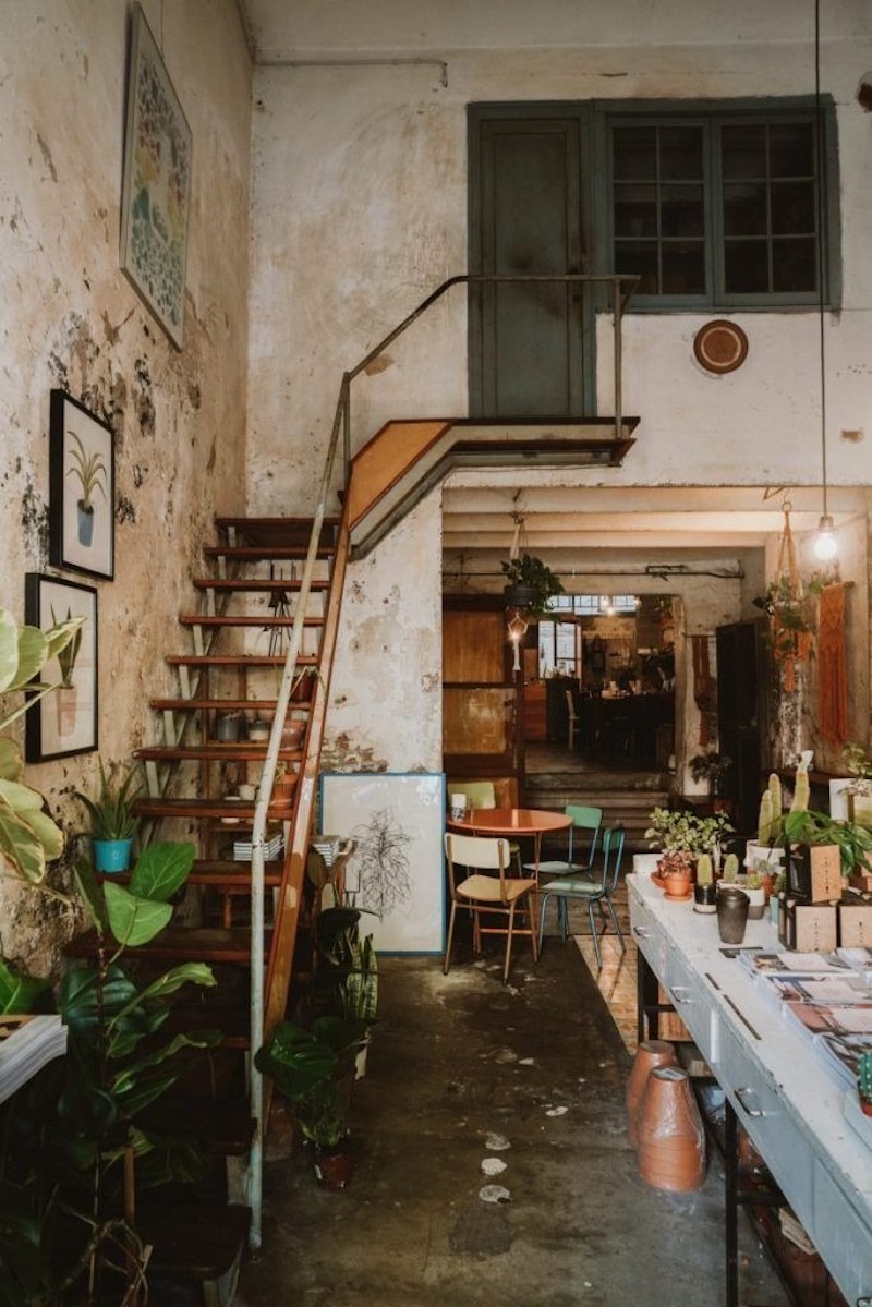 Ánh sáng trong quán cafe 2 tầng Vintage có màu vàng ấm, đem lại cảm giác gần gũi, dễ chịu.