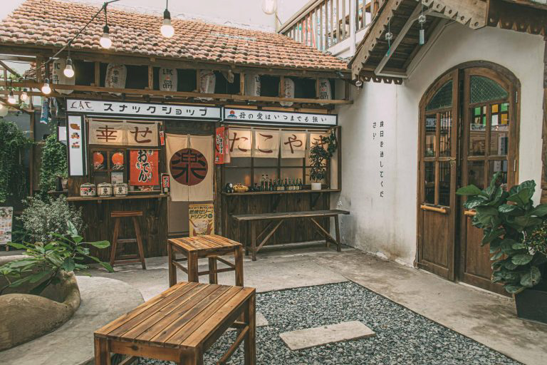 Mái ngói đặc trưng theo văn hóa Nhật Bản là điểm nhấn độc đáo khi thiết kế quán cafe sân vườn.
