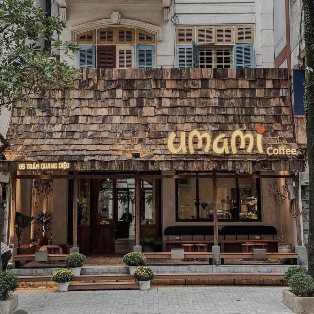 Mái ngói gỗ xếp lớp thủ công kết hợp khung cửa gỗ tối giản tạo nên vẻ đẹp mộc mạc, thiền tịnh đậm chất Nhật ngay từ cái nhìn đầu tiên