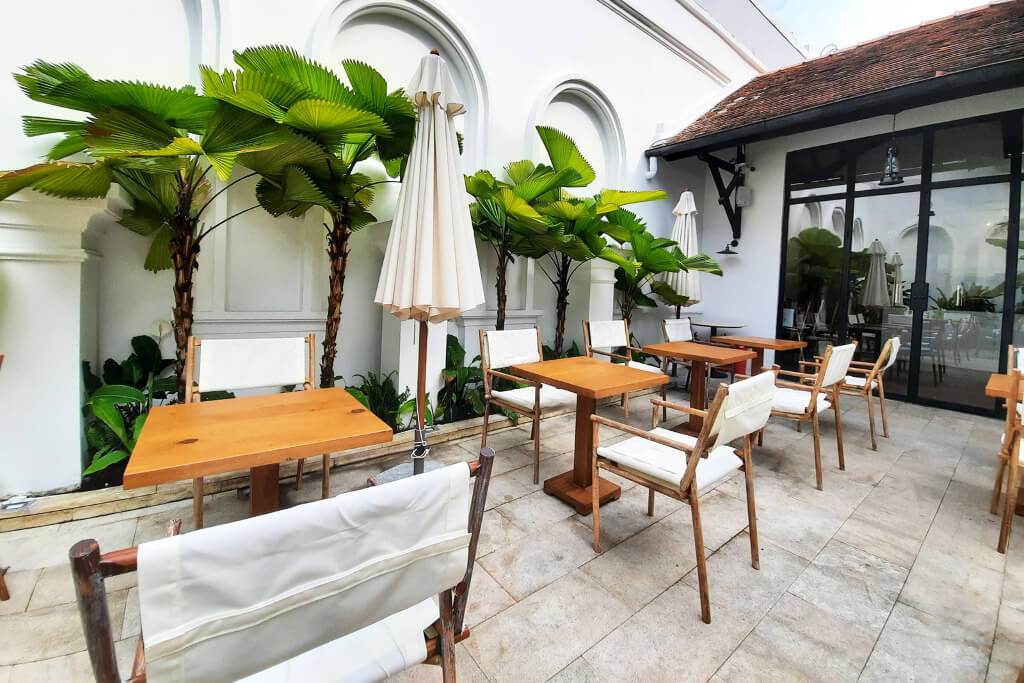 Tầng thượng được tận dụng tối đa làm không gian ngoài trời mang đậm chất châu Âu – thoáng đãng, lãng mạn và lý tưởng để chill hay tổ chức sự kiện nhỏ