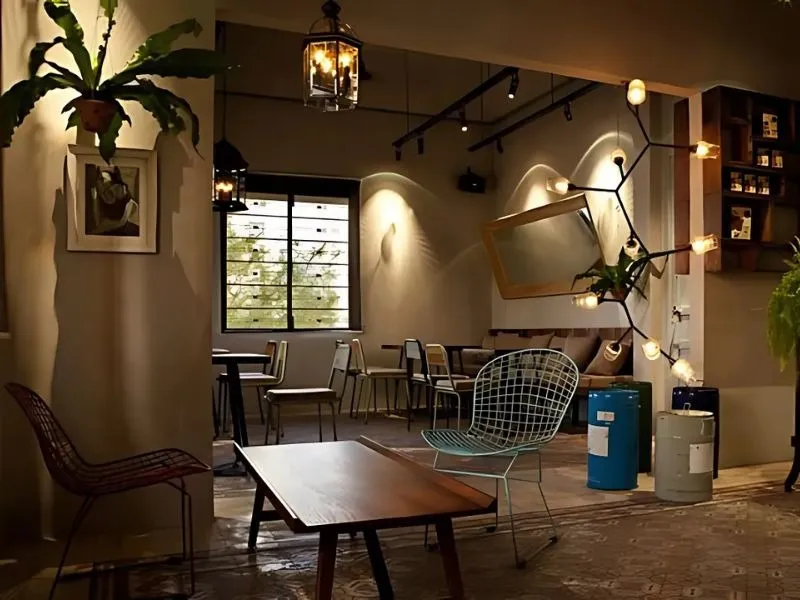 Quán cafe phong cách Rustic mang đậm nét đặc trưng của vật liệu tự nhiên, gam màu trầm ấm, tận dụng tối ưu ánh sáng tự nhiên và ánh sáng từ đèn