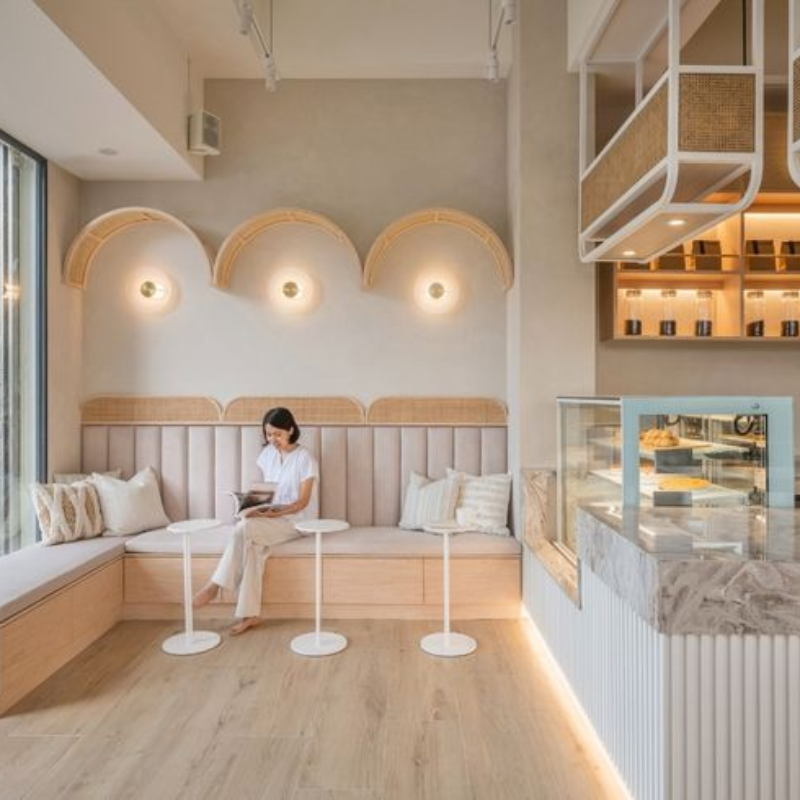Sử dụng tone màu nhẹ nhàng, tươi sáng trong quán cafe diện tích nhỏ
