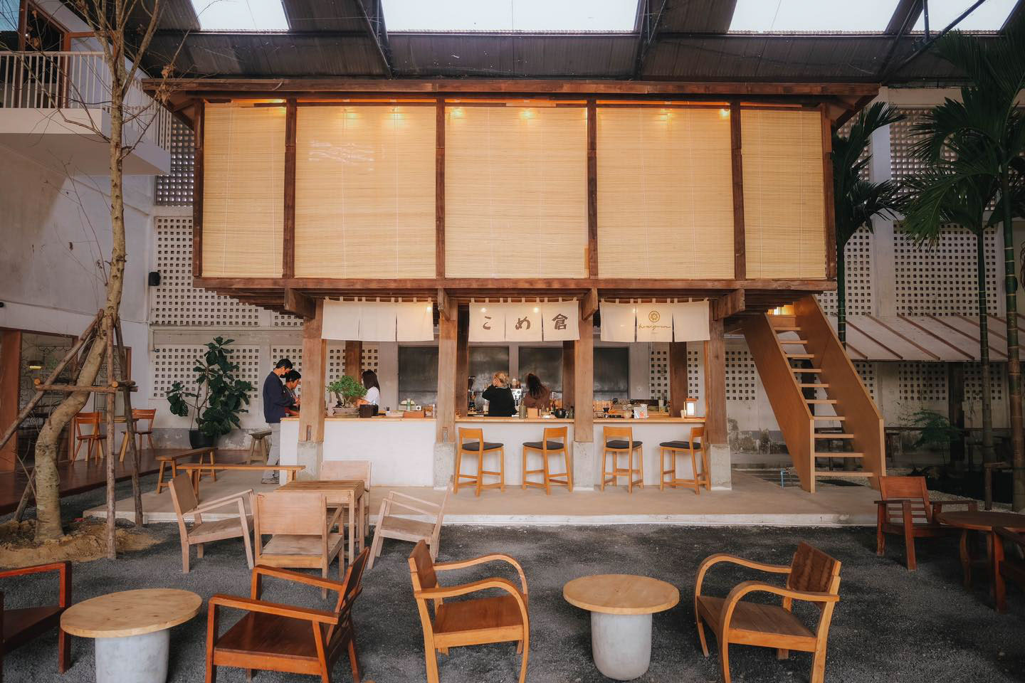 Thiết kế quán cafe sân vườn 200m2 phong cách Nhật Bản chú trọng sử dụng những vật liệu thân thiện với thiên nhiên như gỗ, tre, nứa,...