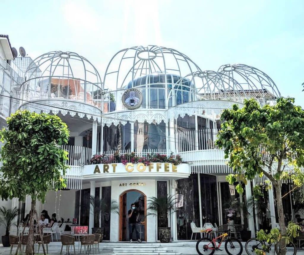 Chi tiết kiến trúc lồng chim được sử dụng như điểm nhấn nghệ thuật, mang đến nét lãng mạn và bay bổng đặc trưng của phong cách châu Âu giữa không gian quán cafe 3 tầng