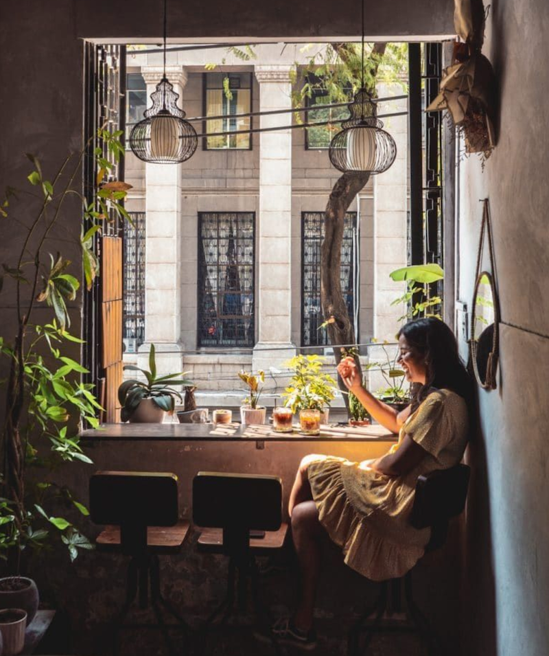 Mẫu thiết kế quán cafe 2 tầng phong cách Bắc Âu được thể hiện qua sự sắp xếp hài hòa của nội thất, màu sắc và ánh sáng từ cửa kính lớn.