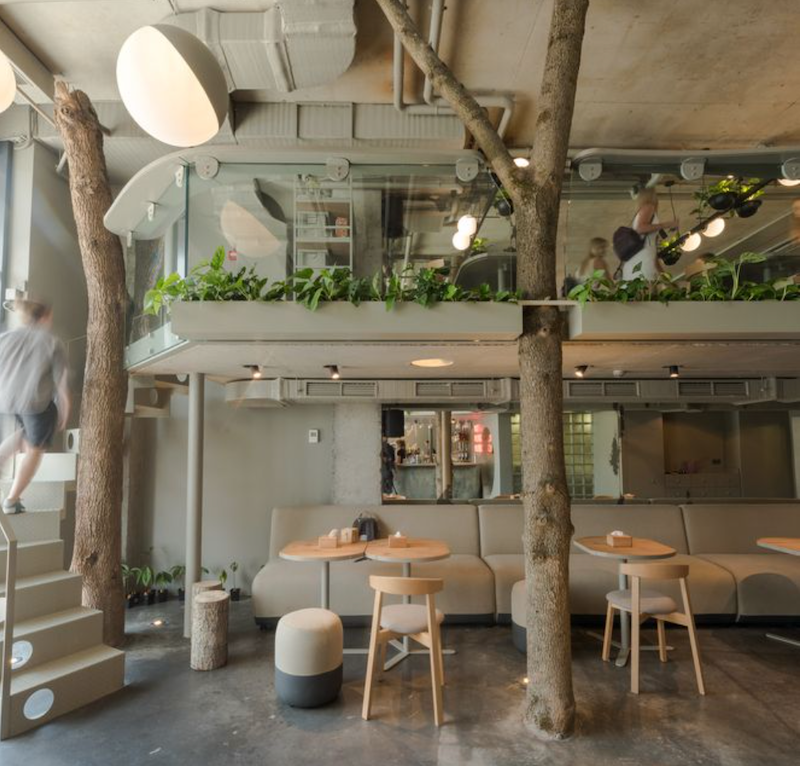 Quán cafe 2 tầng phong cách Vintage sử dụng những đồ trang trí cũ như quầy kệ, cầu thang sắt,... để làm điểm nhấn.