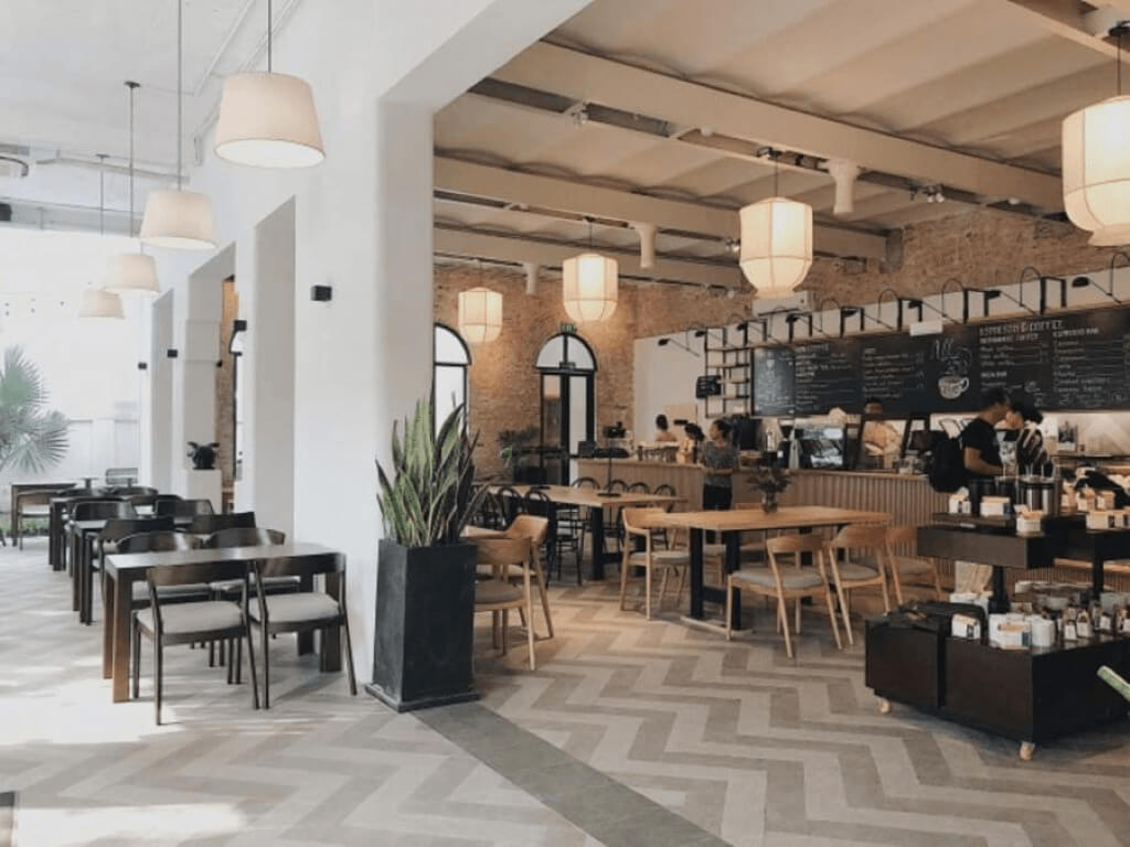 Lối kiến trúc hiện đại giúp làm nổi bật tinh thần tối giản, đường nét thanh thoát và sự tinh tế đặc trưng của phong cách châu Âu trong không gian quán cafe 3 tầng