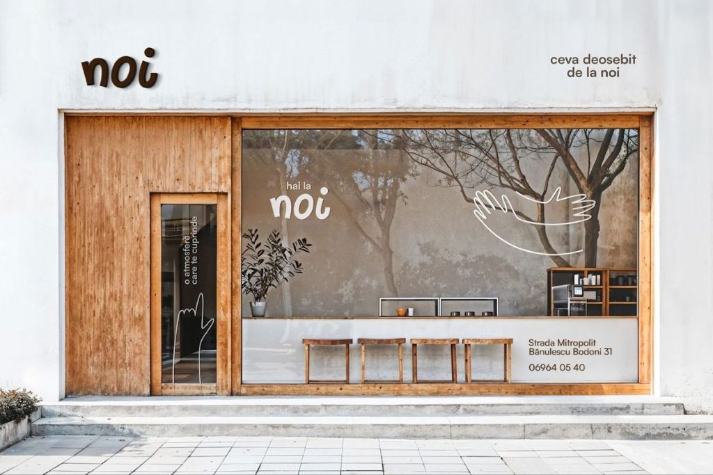 Mẫu thiết kế quán cafe nhỏ mặt bằng nhà ống tận dụng vách kính lớn, tối ưu không gian theo chiều sâu
