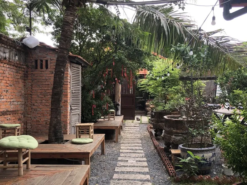 Cà phê sân vườn phong cách Việt Nam với trang trí chậu cảnh, cây dừa, tường gạch đất nung,... tạo cảm giác thân quen cho khách hàng