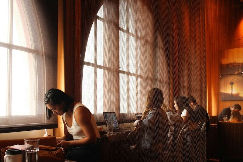 Rèm cửa giúp giảm tiếng vang, tạo nên không gian thoải mái và dễ chịu cho khách hàng khi ghé quán cafe acoustic