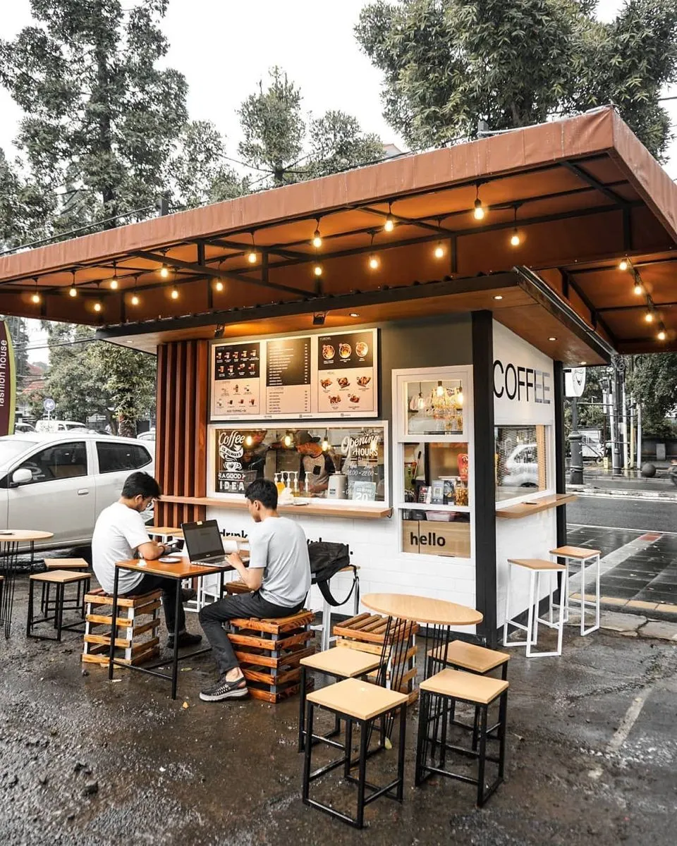 Quán trà sữa nhỏ khoảng 10m², phù hợp với mô hình take away hiện đại, mặt trước là khu vực order – phục vụ, phía sau tận dụng chiều cao để lắp tủ kệ lưu trữ nguyên liệu, máy móc được bố trí sát vách để tối ưu lối di chuyển