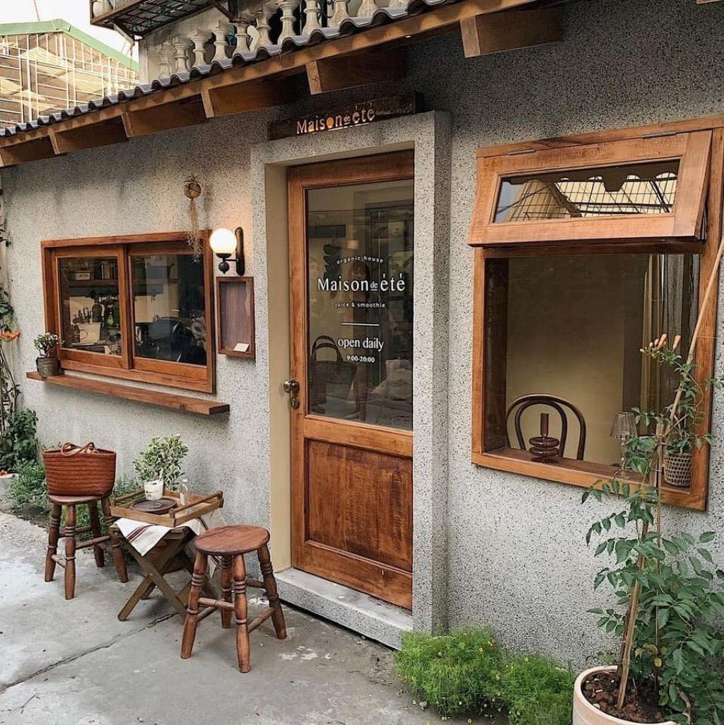 Mặt tiền quán cafe nhỏ trong hẻm thiết kế cửa sổ kính kết hợp bố trí bàn ghế nhỏ và tiểu cảnh cây xanh tạo nên không gian checkin cực “chill”