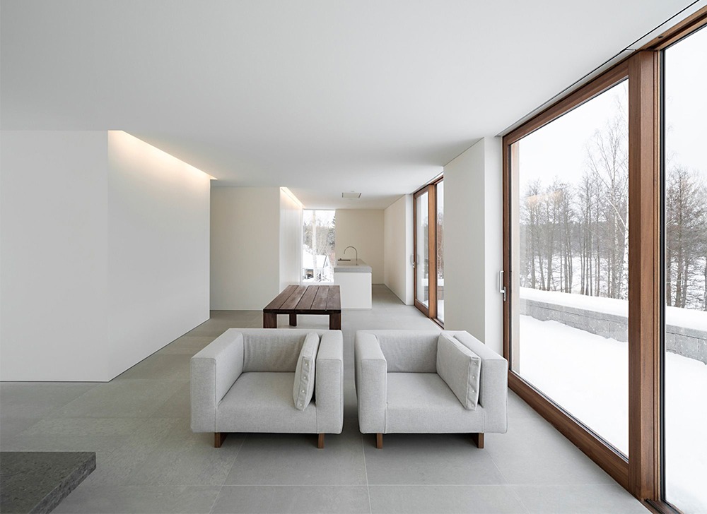 Ánh sáng trong thiết kế Minimalism đóng vai trò cực kỳ quan trọng, không chỉ để chiếu sáng mà còn để tạo chiều sâu, cảm xúc và làm nổi bật hình khối không gian