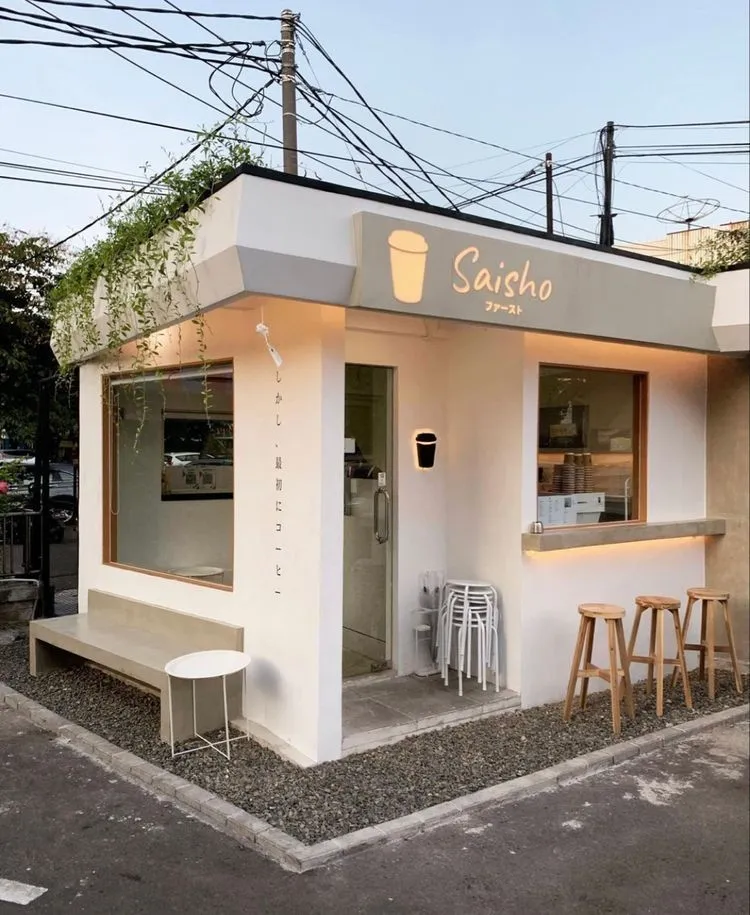 Thiết kế quán trà sữa nhỏ phong cách tối giản kết hợp mộc mạc tạo điểm nhấn thị giác ấm cúng nhưng nổi bật. Về bố trí công năng, không gian siêu nhỏ được tối ưu theo chiều ngang, khu nấu và trữ nguyên liệu được đặt sát vách sau, đảm bảo thao tác