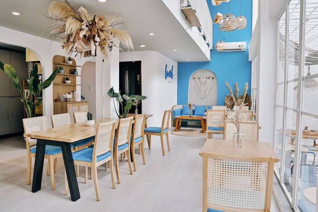 Thiết kế quán cafe phong cách Địa Trung Hải nổi bật với cặp màu đặc trưng xanh biển và trắng tươi mát