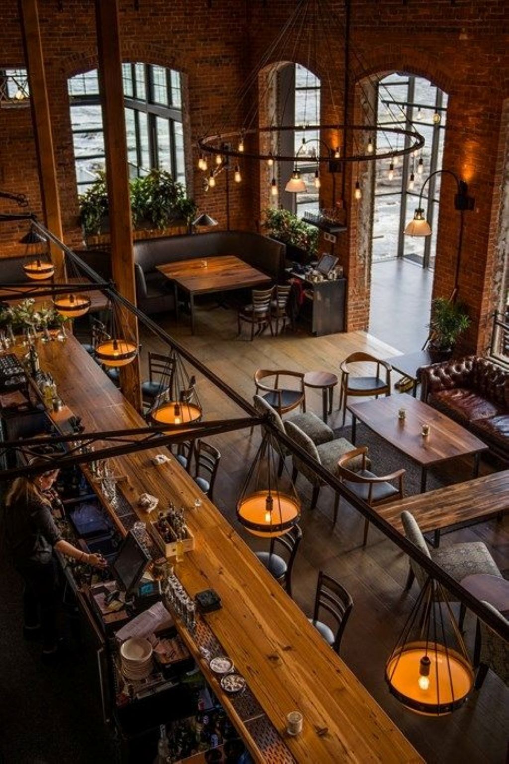 Mẫu thiết kế quán cafe tái hiện một “công xưởng” cổ điển với tường gạch đặc trưng.