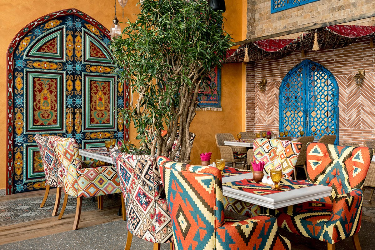Đồ nội thất đặc trưng trong những quán cafe theo kiến trúc Bohemian là những bộ sofa bọc họa tiết thổ cẩm