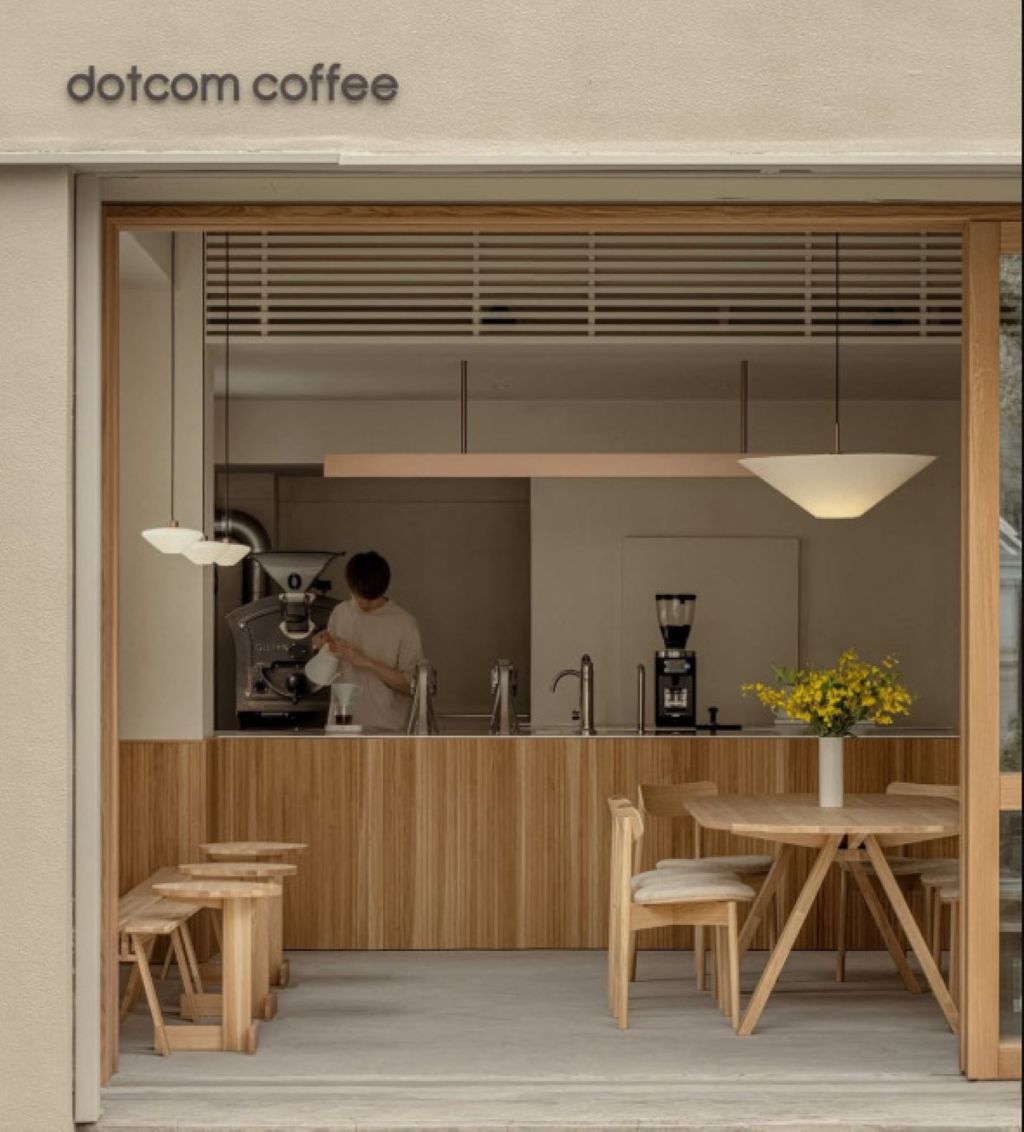 Quán cafe màu be thường được yêu thích bởi nhóm khách yêu sự tối giản, decor tinh tế và thích chụp hình “sống chậm”