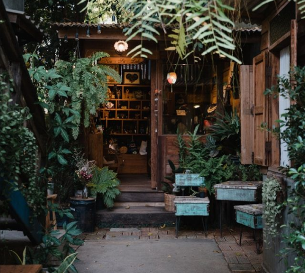 Mẫu thiết kế quán cafe nằm trong hẻm mang đậm phong cách Vintage với bàn ghế gỗ, đèn lồng