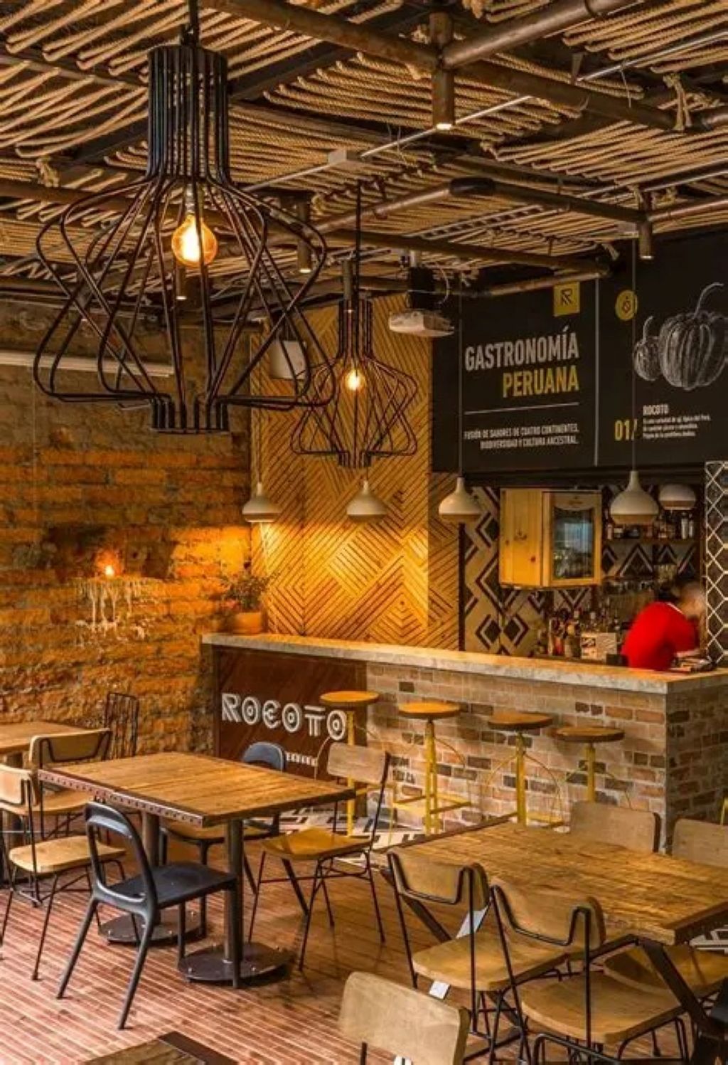 Hệ thống đèn thả mang lại cảm giác vừa ấm áp vừa thanh lịch trong những quán cafe theo đuổi phong cách Industrial cổ điển.