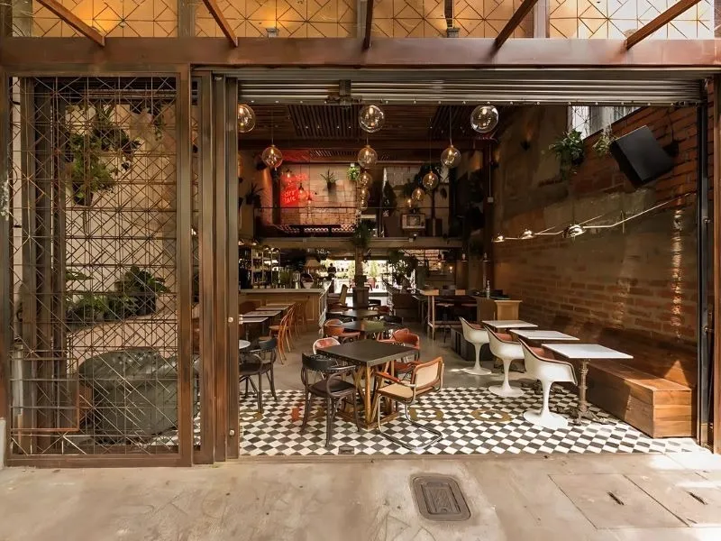 Quán cafe phong cách Rustic cổ điển mang màu sắc hoài cổ với tường gạch thô, nội thất gỗ tối màu và vật dụng trang trí vintage