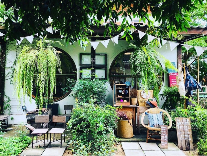 Mẫu thiết kế phong cách cổ điển với nội thất gỗ và vật phẩm trang trí có tông màu vàng, xanh ngọc