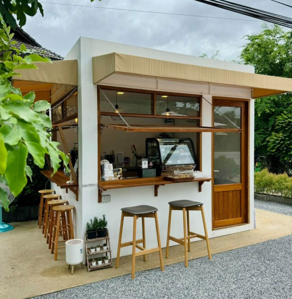 Mẫu thiết kế quán trà sữa nhỏ giá rẻ mang phong cách kiến trúc tối giản hiện đại với đường nét gọn gàng, vật liệu nhẹ và lắp ráp nhanh, mang tính di động cao – lý tưởng cho không gian đô thị năng động.