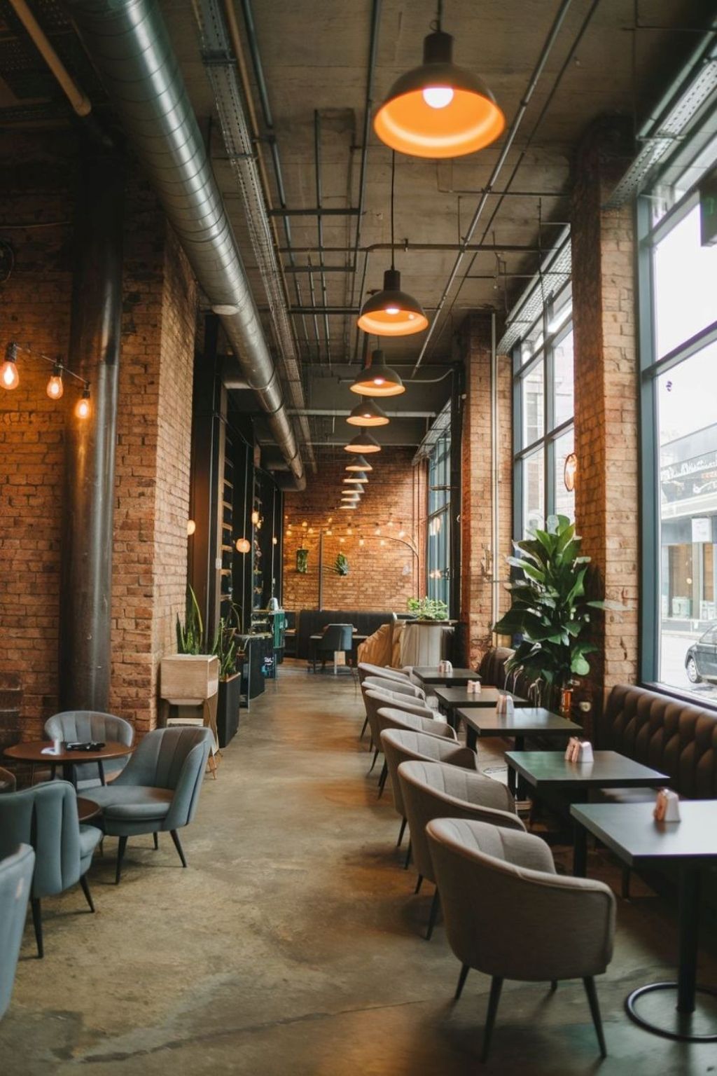 Mẫu thiết kế quán cafe phong cách Industrial cổ điển kết hợp giữa những món đồ nội thất cao cấp.