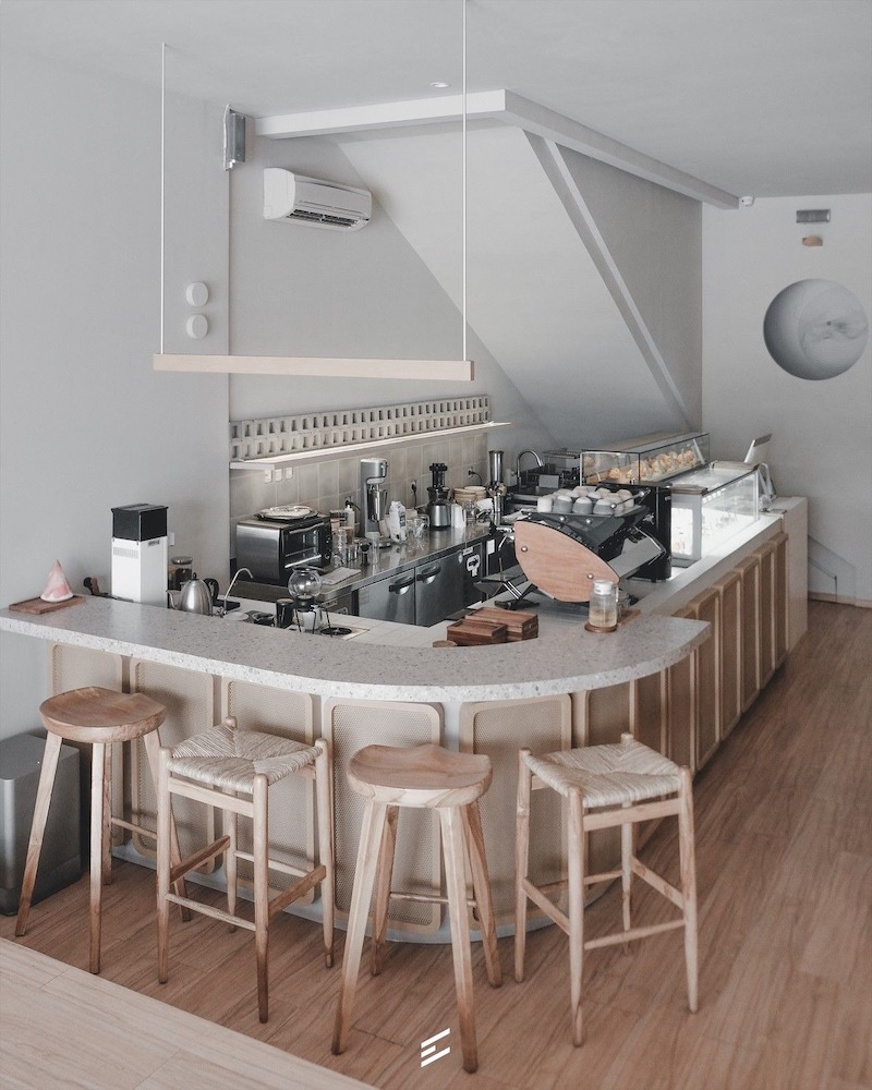 Nội thất tinh gọn mà tân tiến được bố trí để tô đậm dấu ấn cho những quán cafe 2 tầng hiện đại.