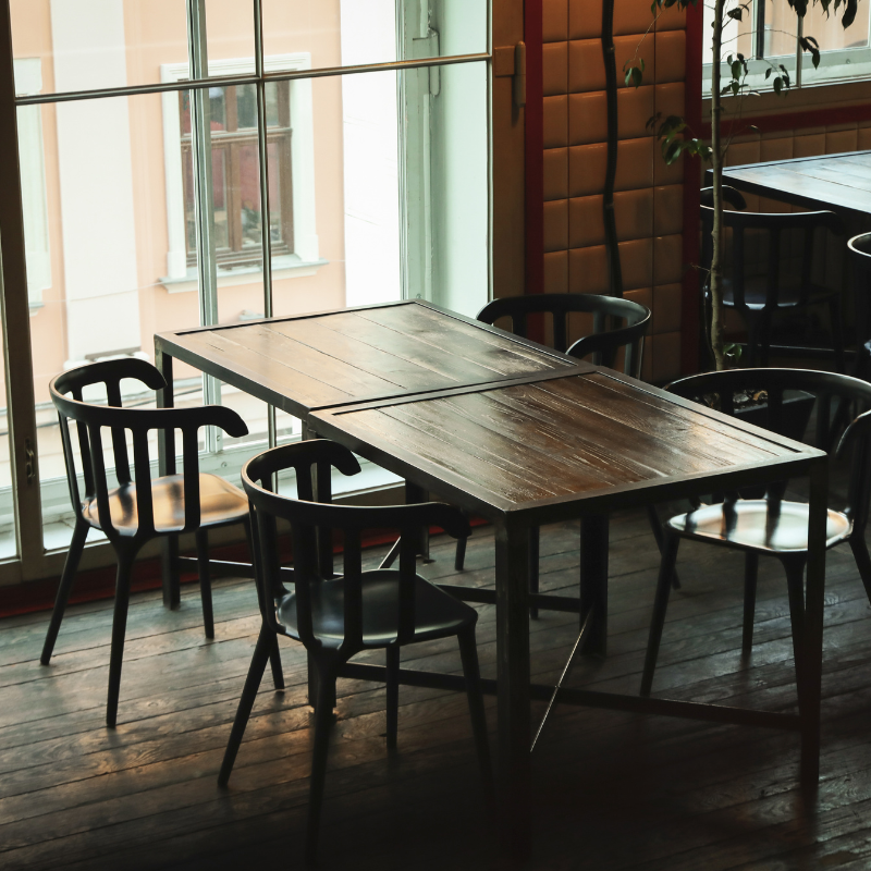 Một sai lầm phổ biến trong thiết kế quán cafe nhỏ là không tạo ra điểm nhấn thị giác