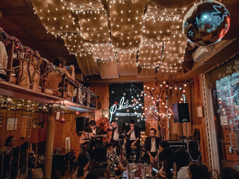 Thiết kế quán cafe acoustic với những chi tiết đơn giản, mộc mạc tạo nên không gian gần gũi, thoải mái cho khách hàng