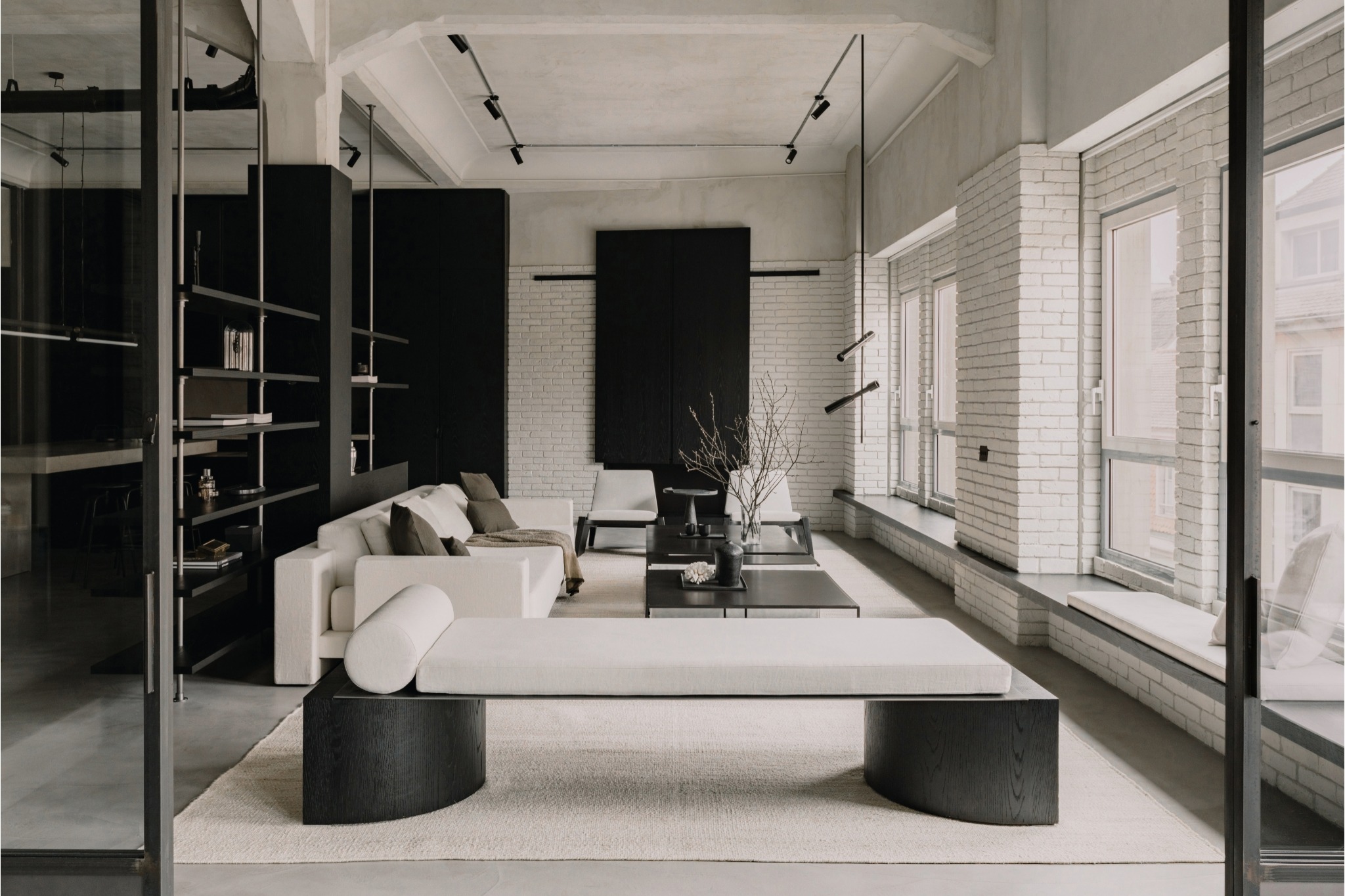Minimalism không chạy theo xu hướng, nhờ vậy căn hộ vẫn đẹp và hiện đại sau nhiều năm mà không cần cải tạo lớn