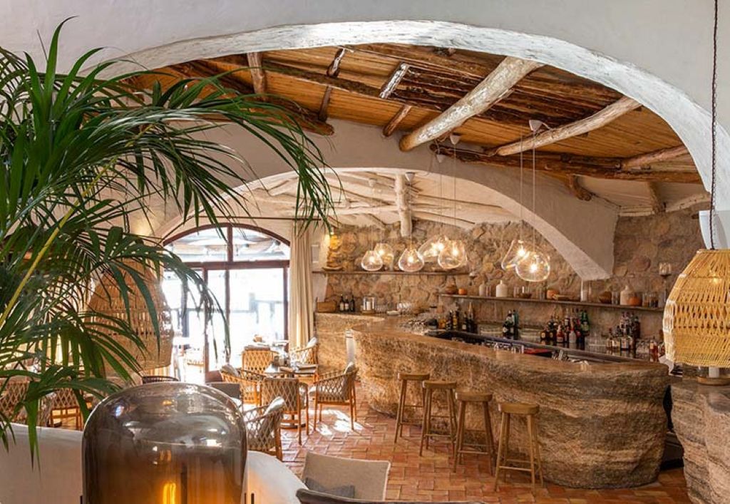 Quán cafe phong cách Địa Trung Hải kiểu Ý nổi bật với tông màu đất kết hợp sắc tự nhiên ấm áp, tạo nên không gian mộc mạc và thư thái