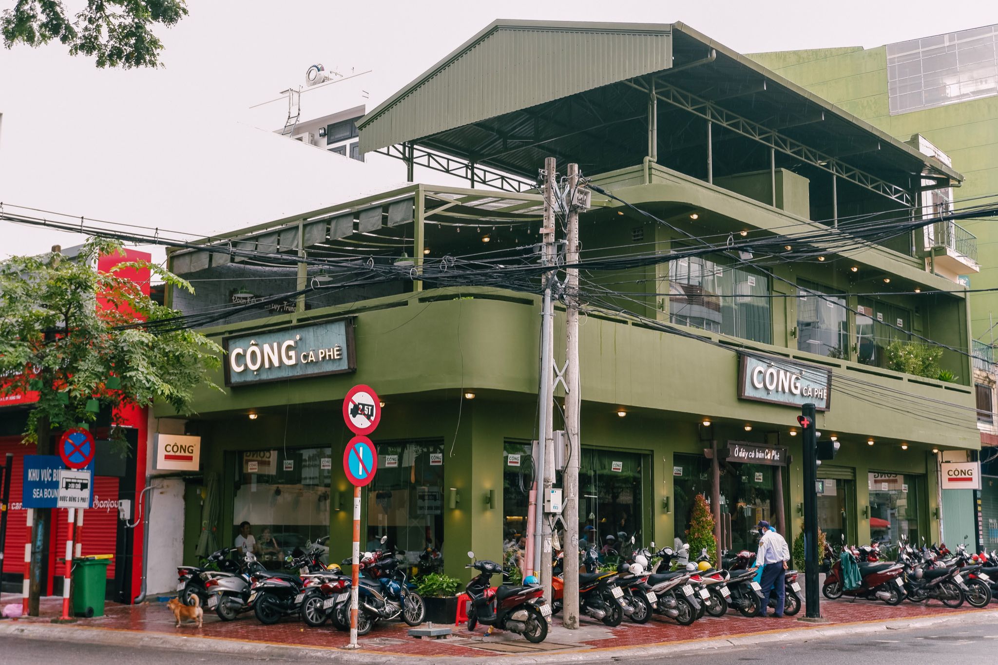 Cafe Cộng là một trong những thương hiệu tiên phong áp dụng phong cách mộc