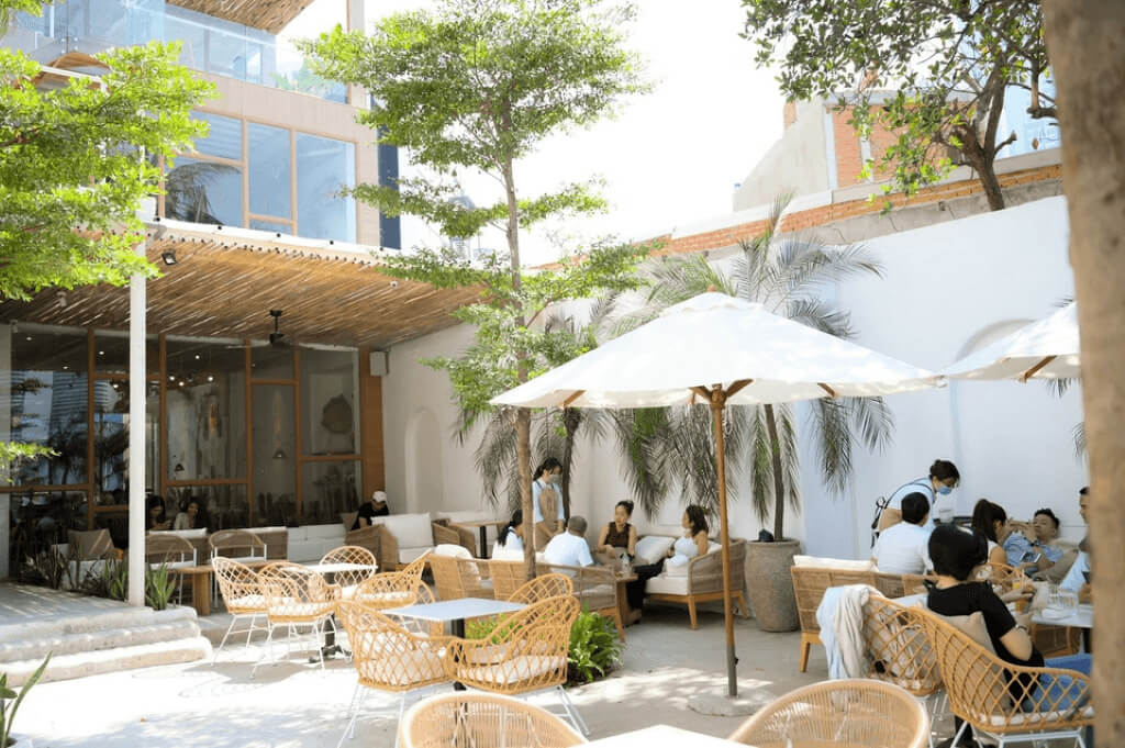 Lối kiến trúc Tropical sử dụng chất liệu tự nhiên như dừa, ghế mây, dù lớn… mang đến cảm giác nghỉ dưỡng thoáng đãng và mộc mạc suốt cả ba tầng không gian