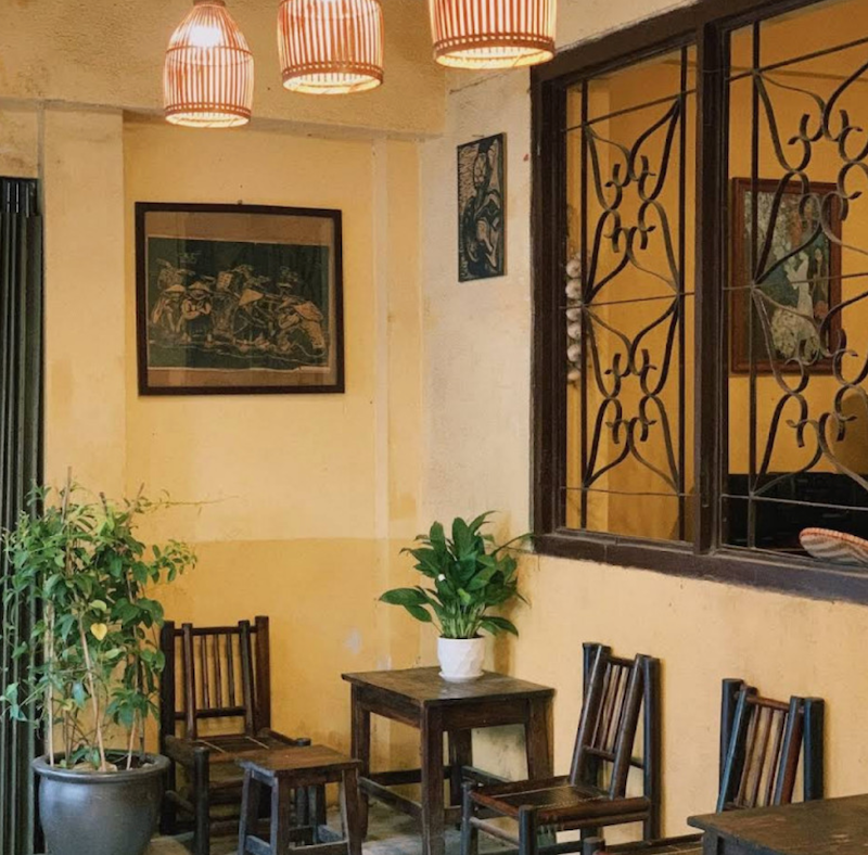 Mẫu thiết kế quán cafe phong cách cổ điển với sự kết hợp hài hòa giữa đèn lồng trang trí và những bộ bàn ghế gỗ thấp