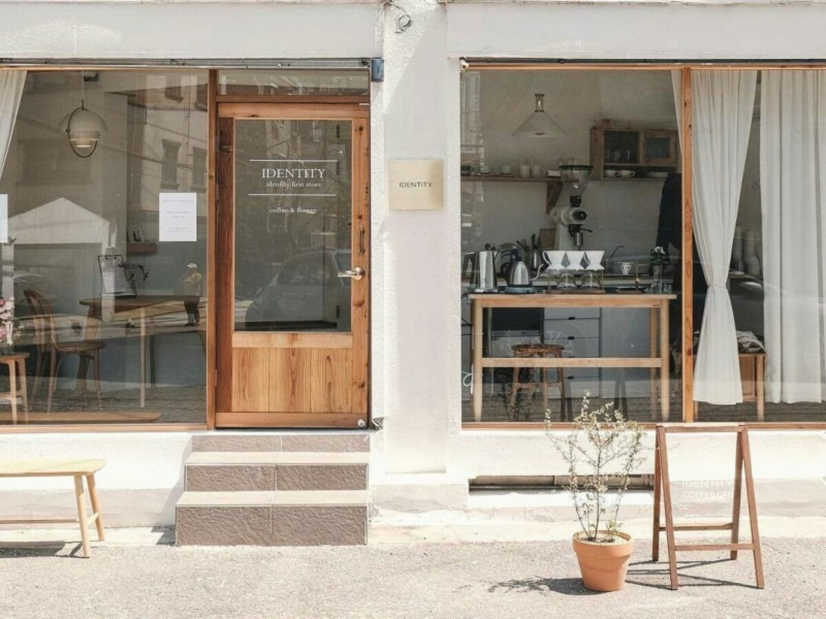 Mặt tiền là điểm chạm đầu tiên của quán cafe 15m2
