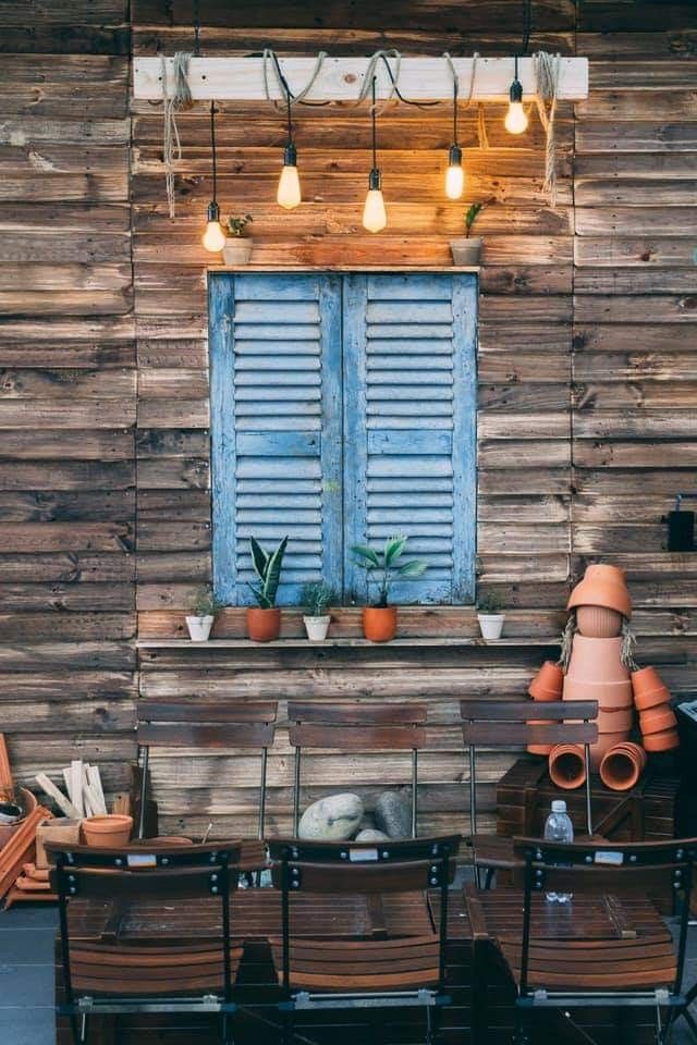 Gỗ pallet được decor trong quán cafe